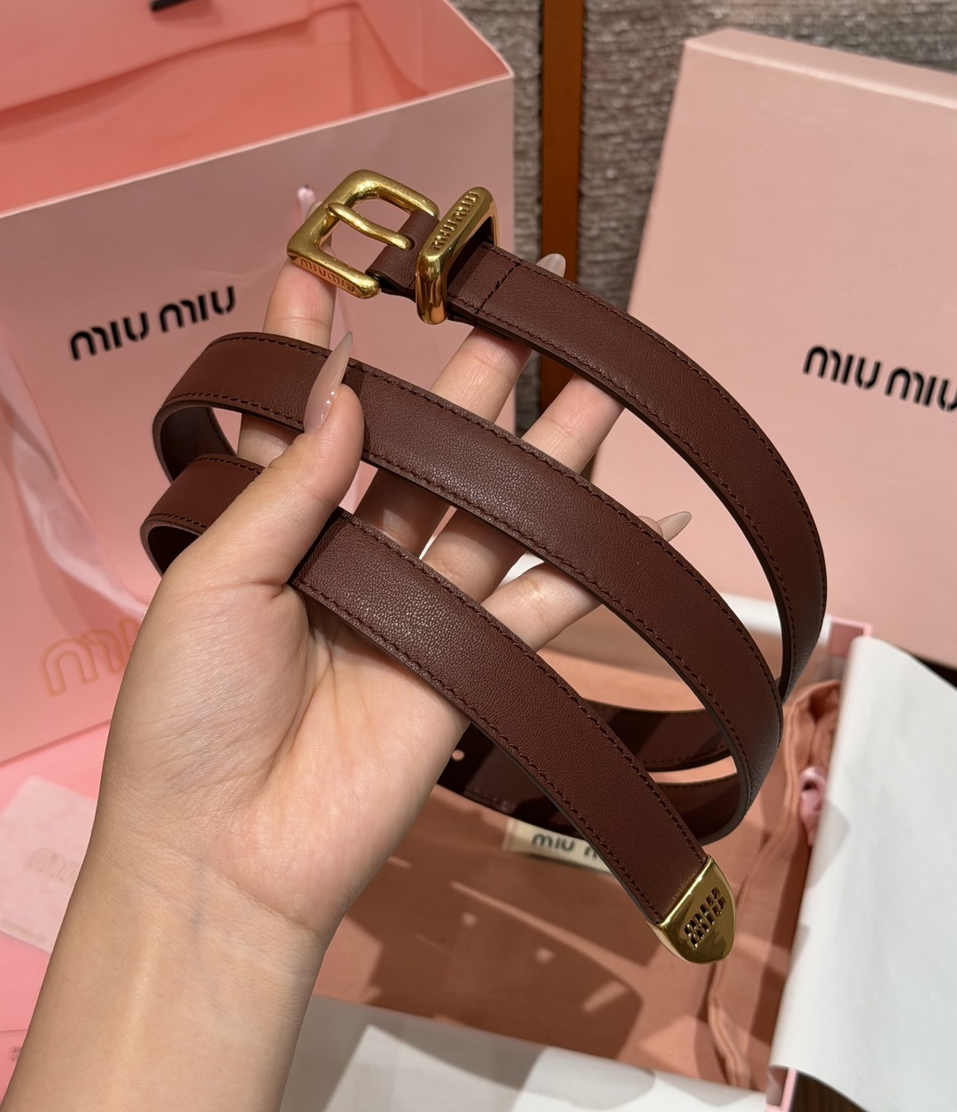 -缪家✨Leather Belt 20mm 皮革腰带 现代与复古的对比在这款柔软皮革腰带的细节中显现，古色古香的效果由金