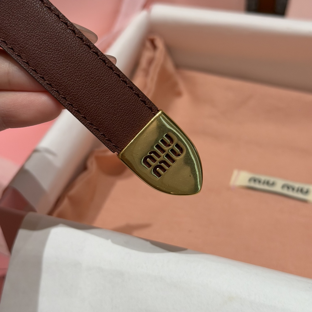 -缪家✨Leather Belt 20mm 皮革腰带 现代与复古的对比在这款柔软皮革腰带的细节中显现，古色古香的效果由金