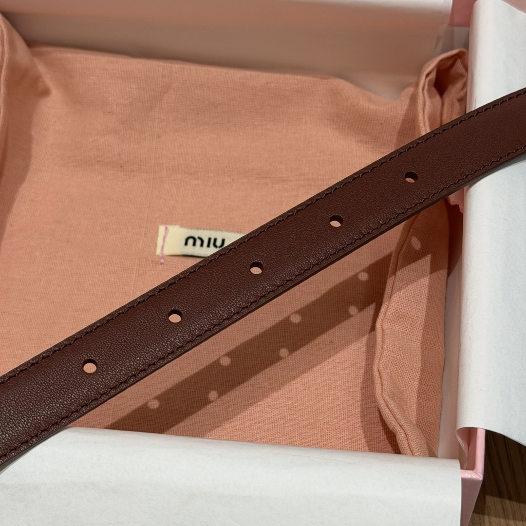 -缪家✨Leather Belt 20mm 皮革腰带 现代与复古的对比在这款柔软皮革腰带的细节中显现，古色古香的效果由金