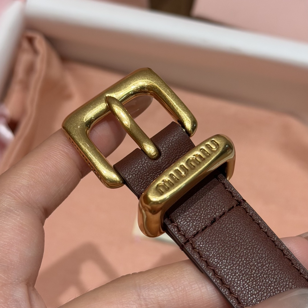 -缪家✨Leather Belt 20mm 皮革腰带 现代与复古的对比在这款柔软皮革腰带的细节中显现，古色古香的效果由金