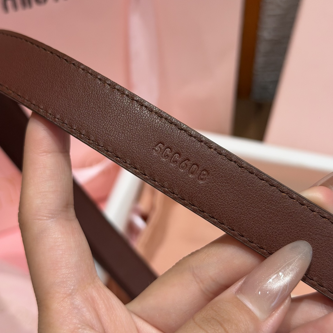 -缪家✨Leather Belt 20mm 皮革腰带 现代与复古的对比在这款柔软皮革腰带的细节中显现，古色古香的效果由金