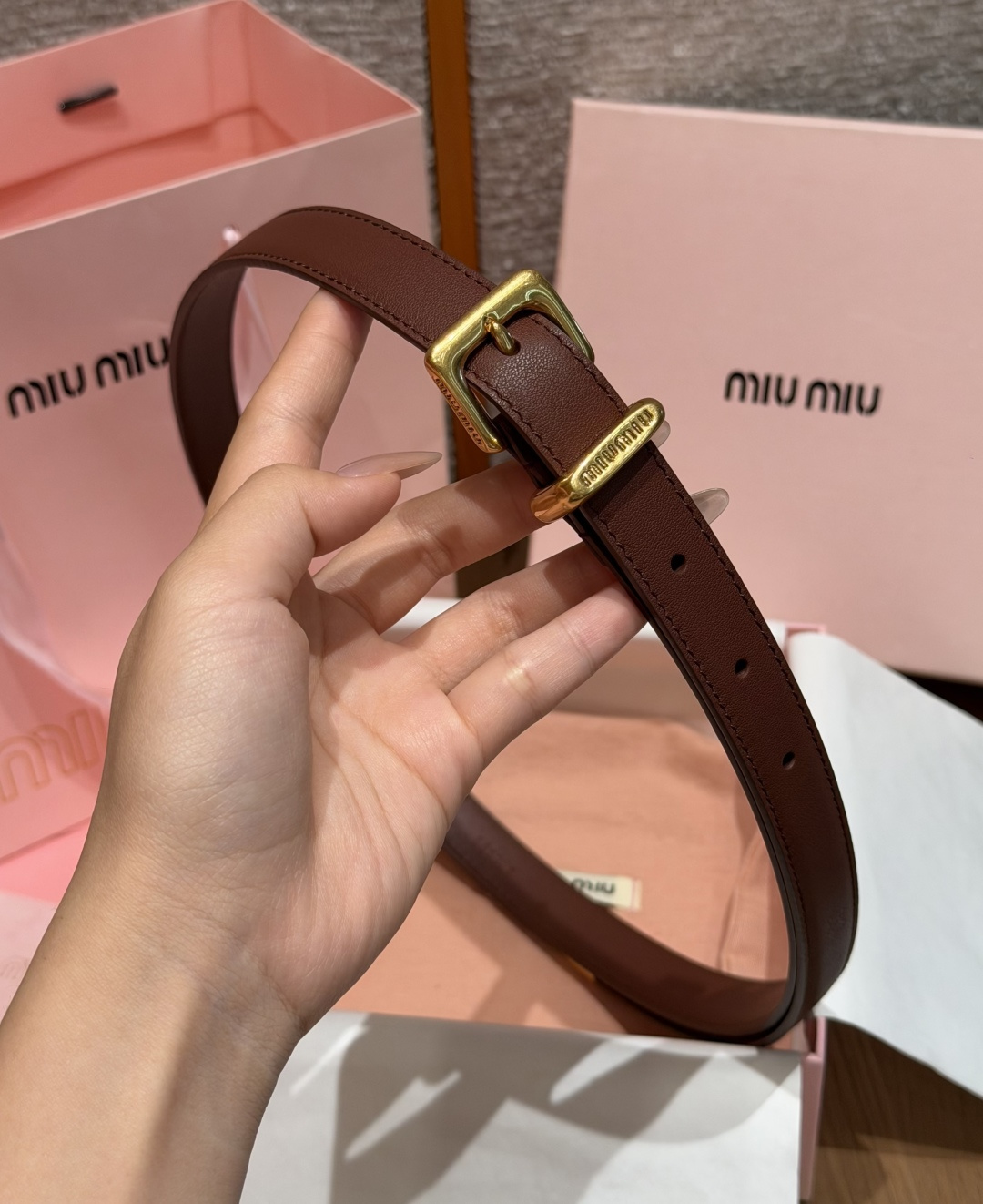 -缪家✨Leather Belt 20mm 皮革腰带 现代与复古的对比在这款柔软皮革腰带的细节中显现，古色古香的效果由金