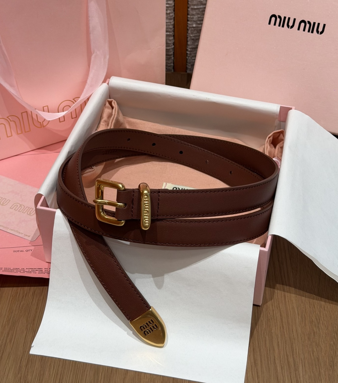 -缪家✨Leather Belt 20mm 皮革腰带 现代与复古的对比在这款柔软皮革腰带的细节中显现,古色古香的效果由金 -缪家✨Leather Belt 20mm 皮革腰带 现代与复古的对比在这款柔软皮革腰带的细节中显现,古色古香的效果由金