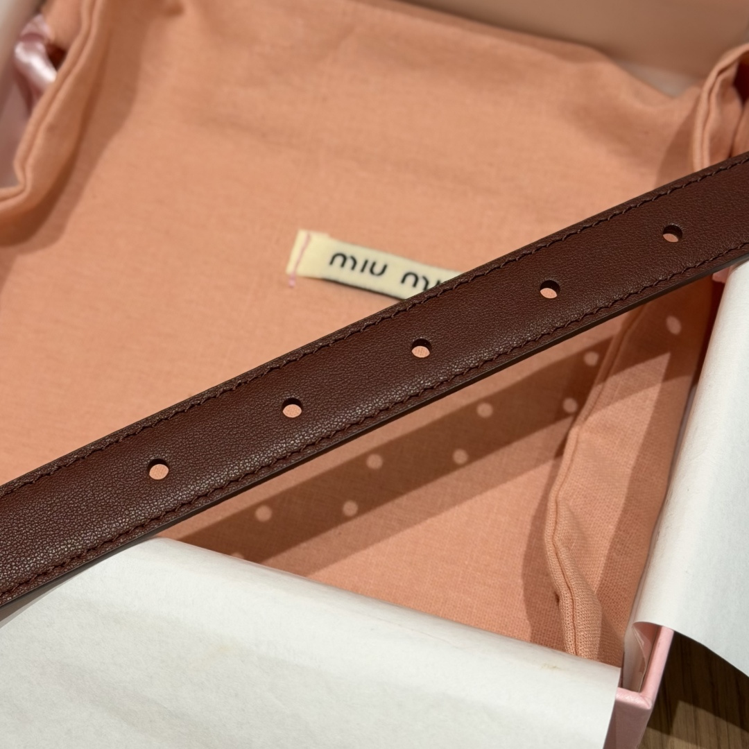 -缪家✨Leather Belt 20mm 皮革腰带 现代与复古的对比在这款柔软皮革腰带的细节中显现,古色古香的效果由金 -缪家✨Leather Belt 20mm 皮革腰带 现代与复古的对比在这款柔软皮革腰带的细节中显现,古色古香的效果由金