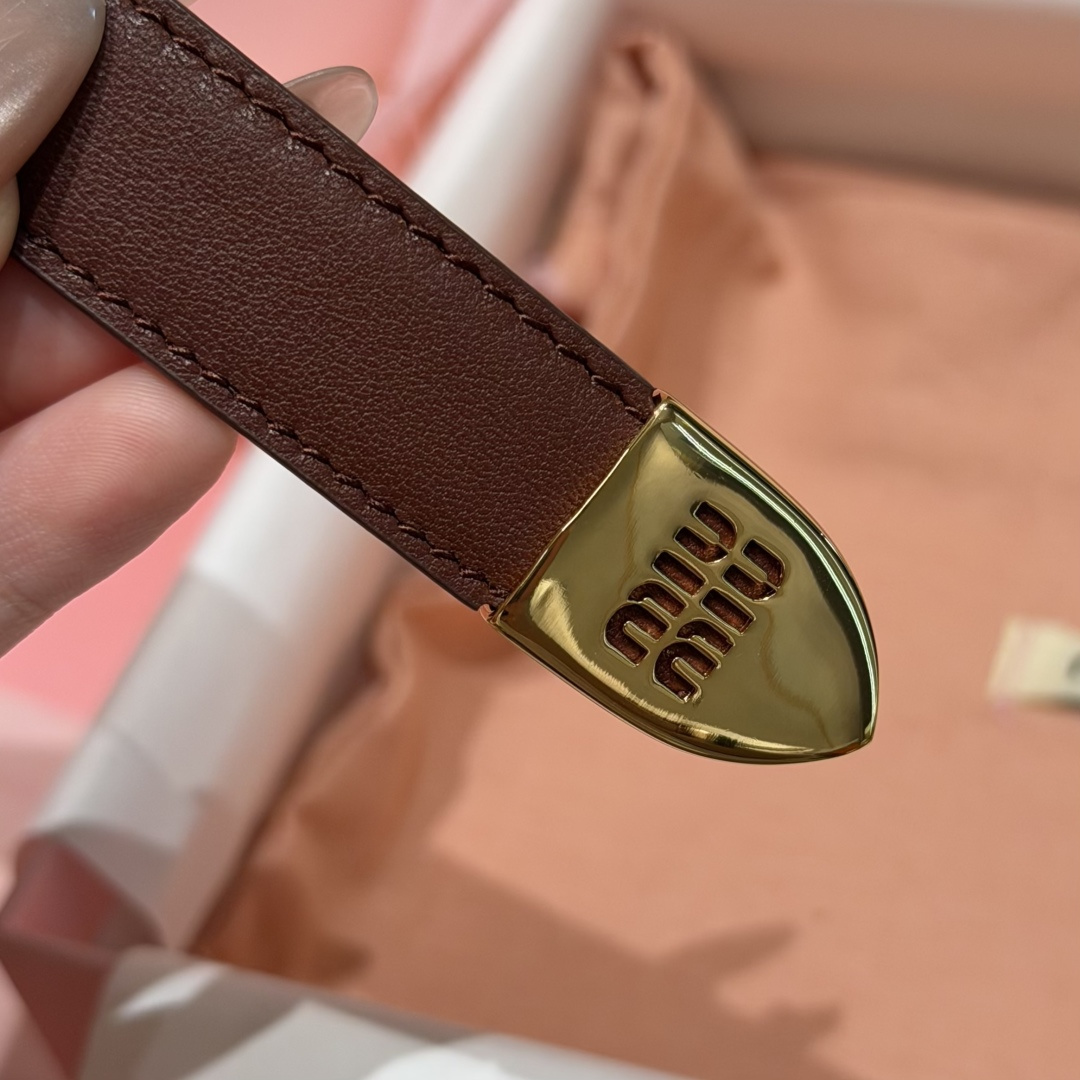 -缪家✨Leather Belt 20mm 皮革腰带 现代与复古的对比在这款柔软皮革腰带的细节中显现,古色古香的效果由金 -缪家✨Leather Belt 20mm 皮革腰带 现代与复古的对比在这款柔软皮革腰带的细节中显现,古色古香的效果由金