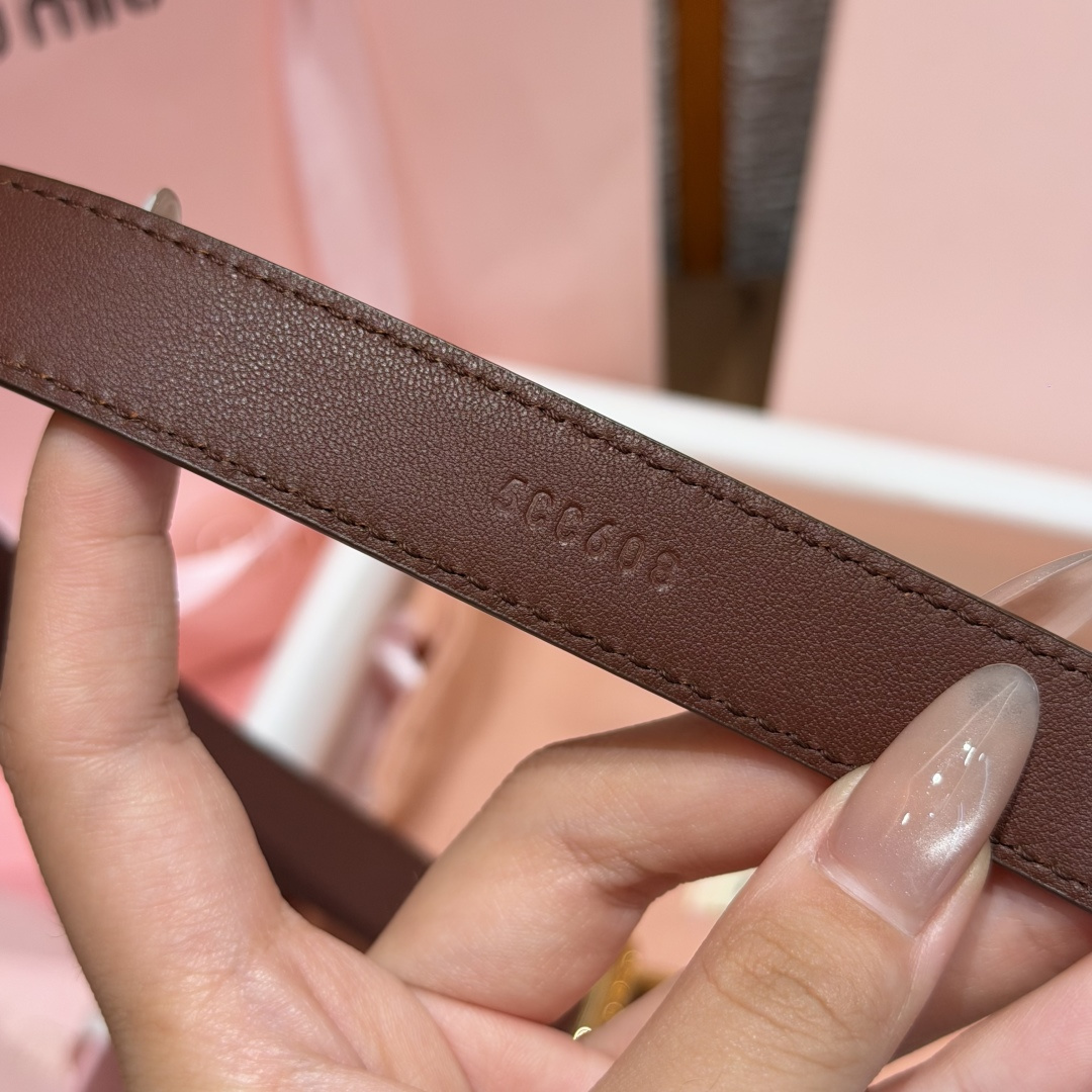-缪家✨Leather Belt 20mm 皮革腰带 现代与复古的对比在这款柔软皮革腰带的细节中显现,古色古香的效果由金 -缪家✨Leather Belt 20mm 皮革腰带 现代与复古的对比在这款柔软皮革腰带的细节中显现,古色古香的效果由金