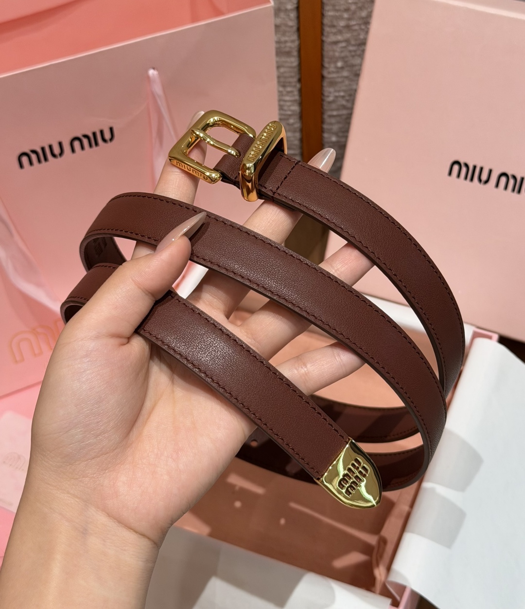 -缪家✨Leather Belt 20mm 皮革腰带 现代与复古的对比在这款柔软皮革腰带的细节中显现,古色古香的效果由金 -缪家✨Leather Belt 20mm 皮革腰带 现代与复古的对比在这款柔软皮革腰带的细节中显现,古色古香的效果由金