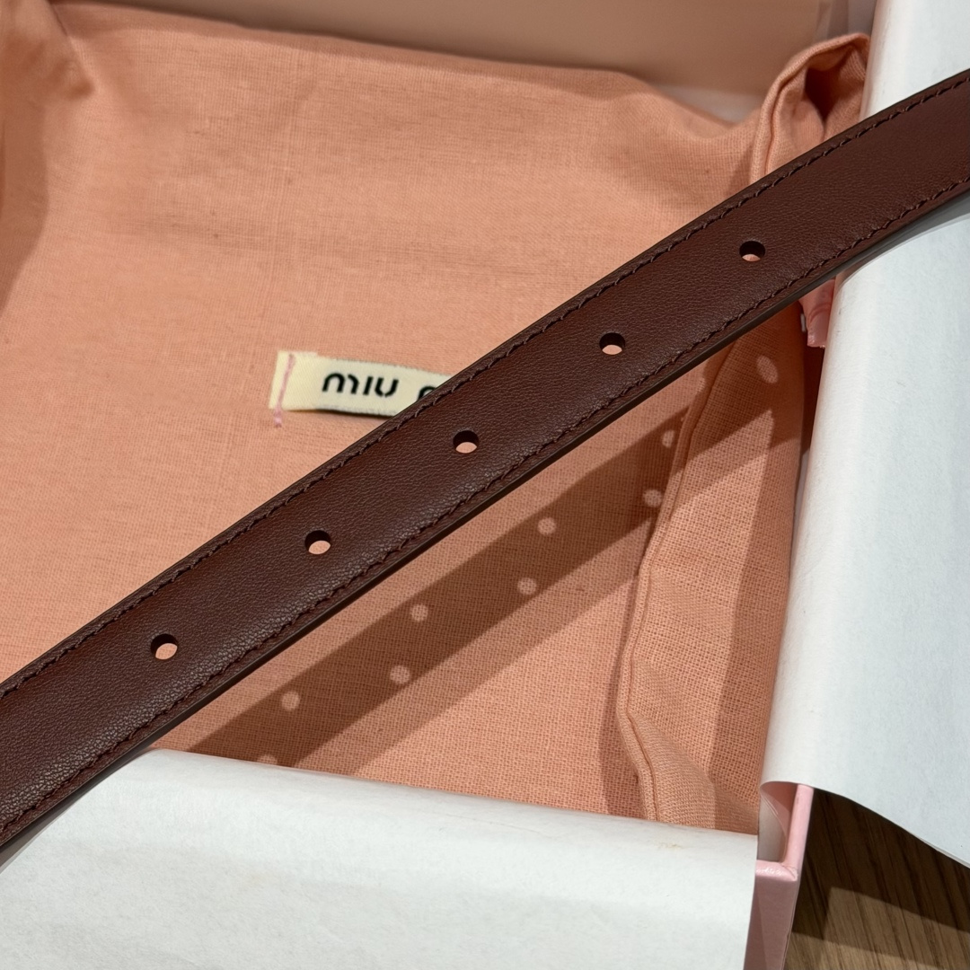 -缪家✨Leather Belt 20mm 皮革腰带 现代与复古的对比在这款柔软皮革腰带的细节中显现,古色古香的效果由金 -缪家✨Leather Belt 20mm 皮革腰带 现代与复古的对比在这款柔软皮革腰带的细节中显现,古色古香的效果由金