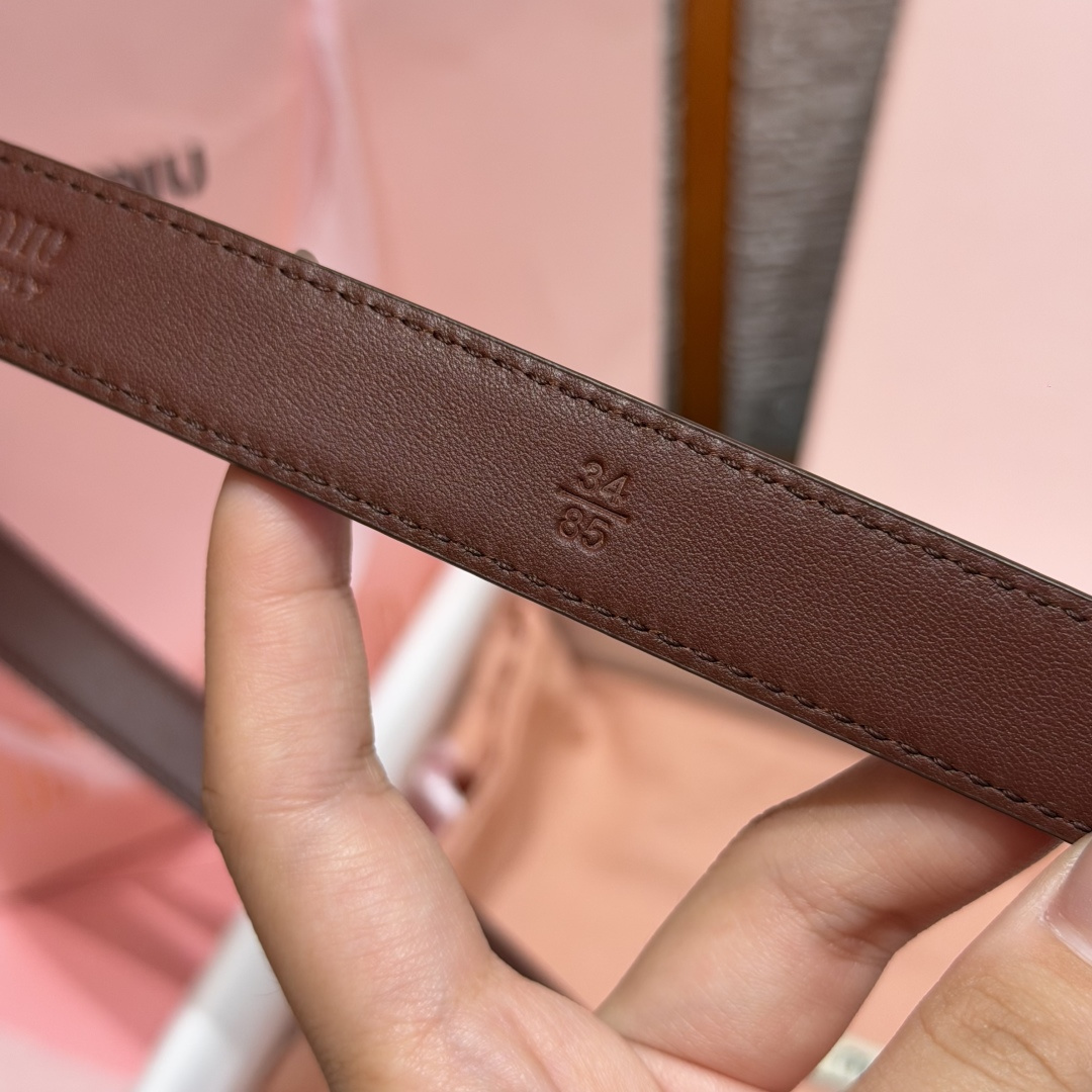 -缪家✨Leather Belt 20mm 皮革腰带 现代与复古的对比在这款柔软皮革腰带的细节中显现,古色古香的效果由金 -缪家✨Leather Belt 20mm 皮革腰带 现代与复古的对比在这款柔软皮革腰带的细节中显现,古色古香的效果由金