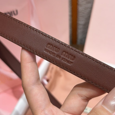 -缪家✨Leather Belt 20mm 皮革腰带 现代与复古的对比在这款柔软皮革腰带的细节中显现,古色古香的效果由金 -缪家✨Leather Belt 20mm 皮革腰带 现代与复古的对比在这款柔软皮革腰带的细节中显现,古色古香的效果由金