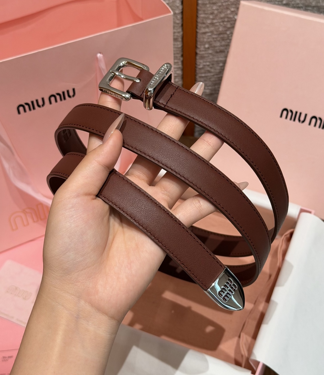 -缪家✨Leather Belt 20mm 皮革腰带 现代与复古的对比在这款柔软皮革腰带的细节中显现,古色古香的效果由金 -缪家✨Leather Belt 20mm 皮革腰带 现代与复古的对比在这款柔软皮革腰带的细节中显现,古色古香的效果由金