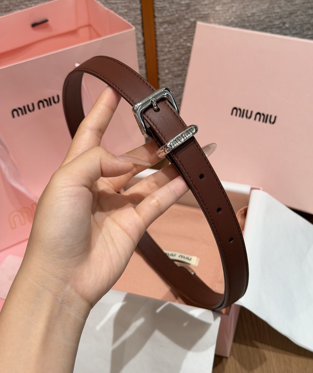 -缪家✨Leather Belt 20mm 皮革腰带 现代与复古的对比在这款柔软皮革腰带的细节中显现,古色古香的效果由金 -缪家✨Leather Belt 20mm 皮革腰带 现代与复古的对比在这款柔软皮革腰带的细节中显现,古色古香的效果由金