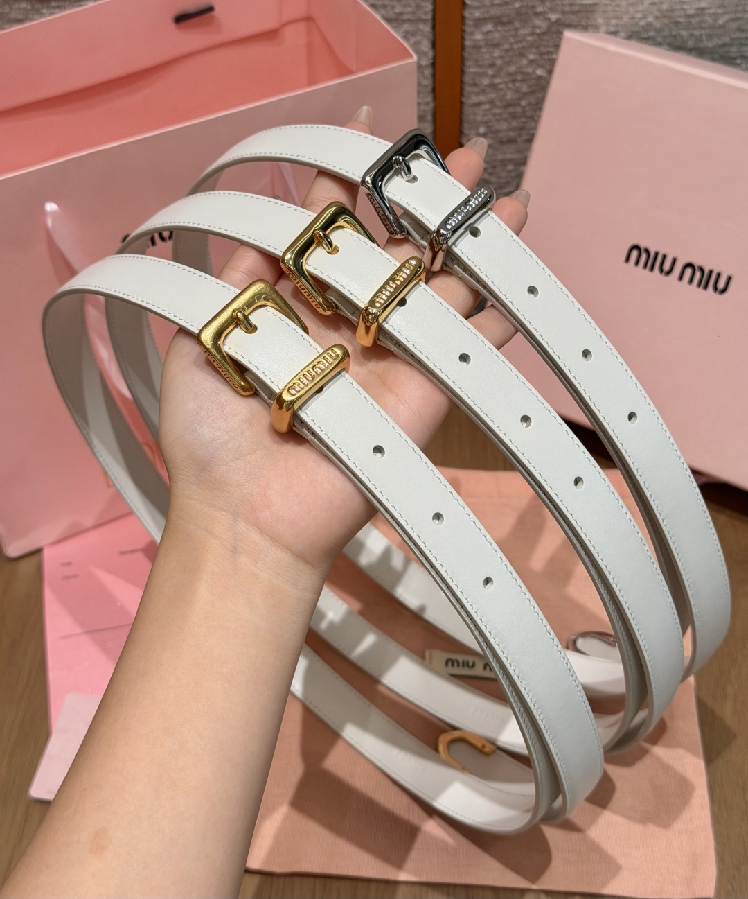 NO:924778,Original order-Miaojia Leather Belt 20mm leather belt  The contrast between modernity and retro appears in the details of this soft leather belt. The antique effect is embellished with metal buckle rings, evoking the brand's exploration of past style codes. The 2.0 cm wide exquisite narrow calfskin belt has an exclusive metal patch at the end of the belt engraved with the brand's logo. It has a full sense of low-key details and a gentle and girly slim fit. It is suitable for dresses, shirts, and sweaters to create a delicate slim waistline. It is recommended to refer to the size chart to choose the appropriate size. The complete set is packaged.  Width2.0cm,belts,skirts,shirts,cowhide19860909原单 -缪家Leather Belt 20mm 皮革腰带 现代与复古的对比在这款柔软皮革腰带的细节中显现,古色古香的效果由金属搭扣环点缀,唤起品牌对过去风格密码的探索.2.0厘米宽度精致窄版小牛皮腰带,皮带尾专属金属饰片镌刻品牌徽标,低调细节感拉满,温柔少女细款版型,适配连衣裙、衬衫、针织衫打造精致细腰线.建议参照尺码表选择合适的码数,全套包装齐全. 宽度width2.0cm,皮带,skirts,shirts,cowhide,Belt