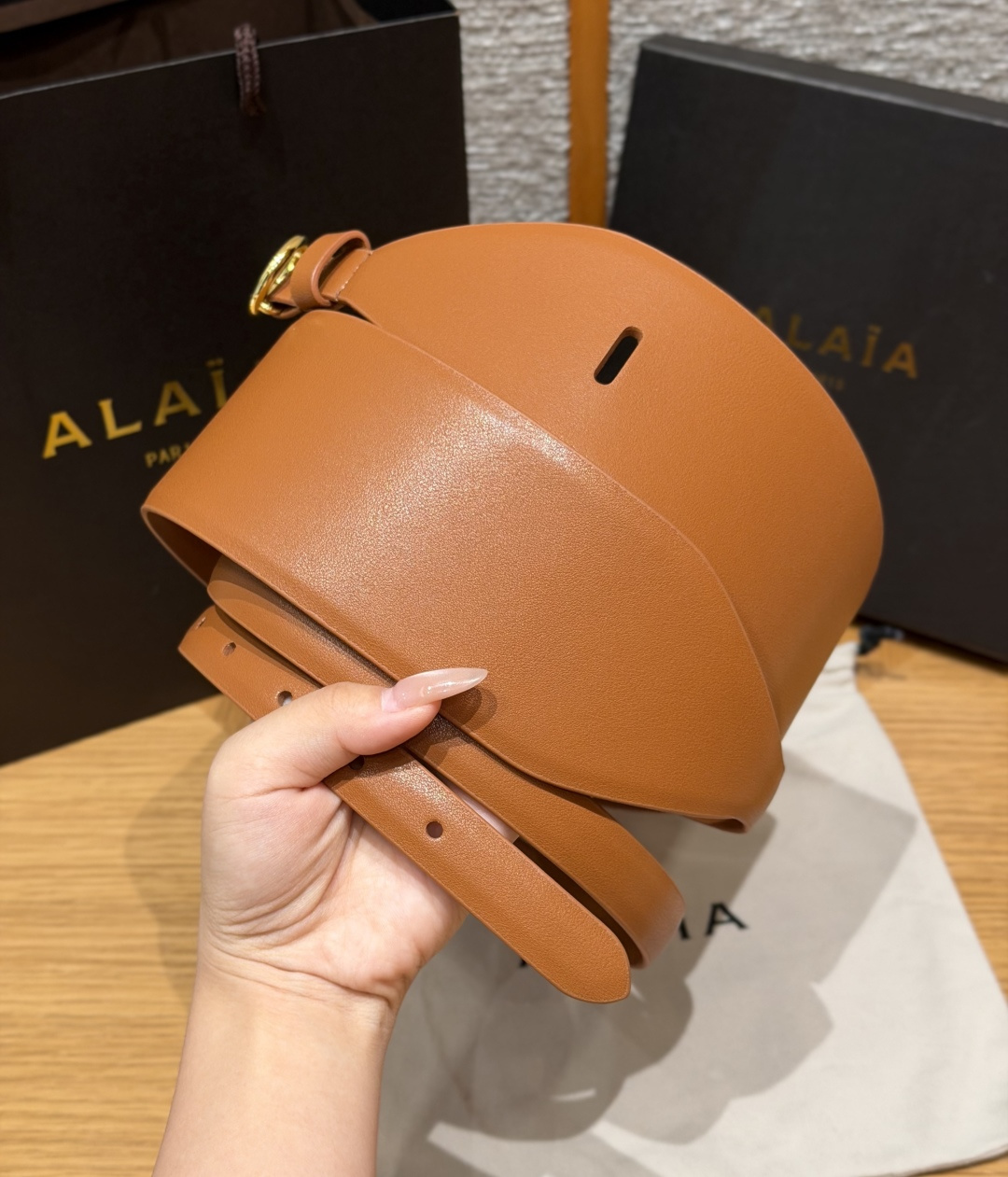 阿莱亚✨ Double leather waist belt 60mm 小牛皮双层宽版腰带 该款利落紧身胸衣式腰带,采用 阿莱亚✨ Double leather waist belt 60mm 小牛皮双层宽版腰带 该款利落紧身胸衣式腰带,采用