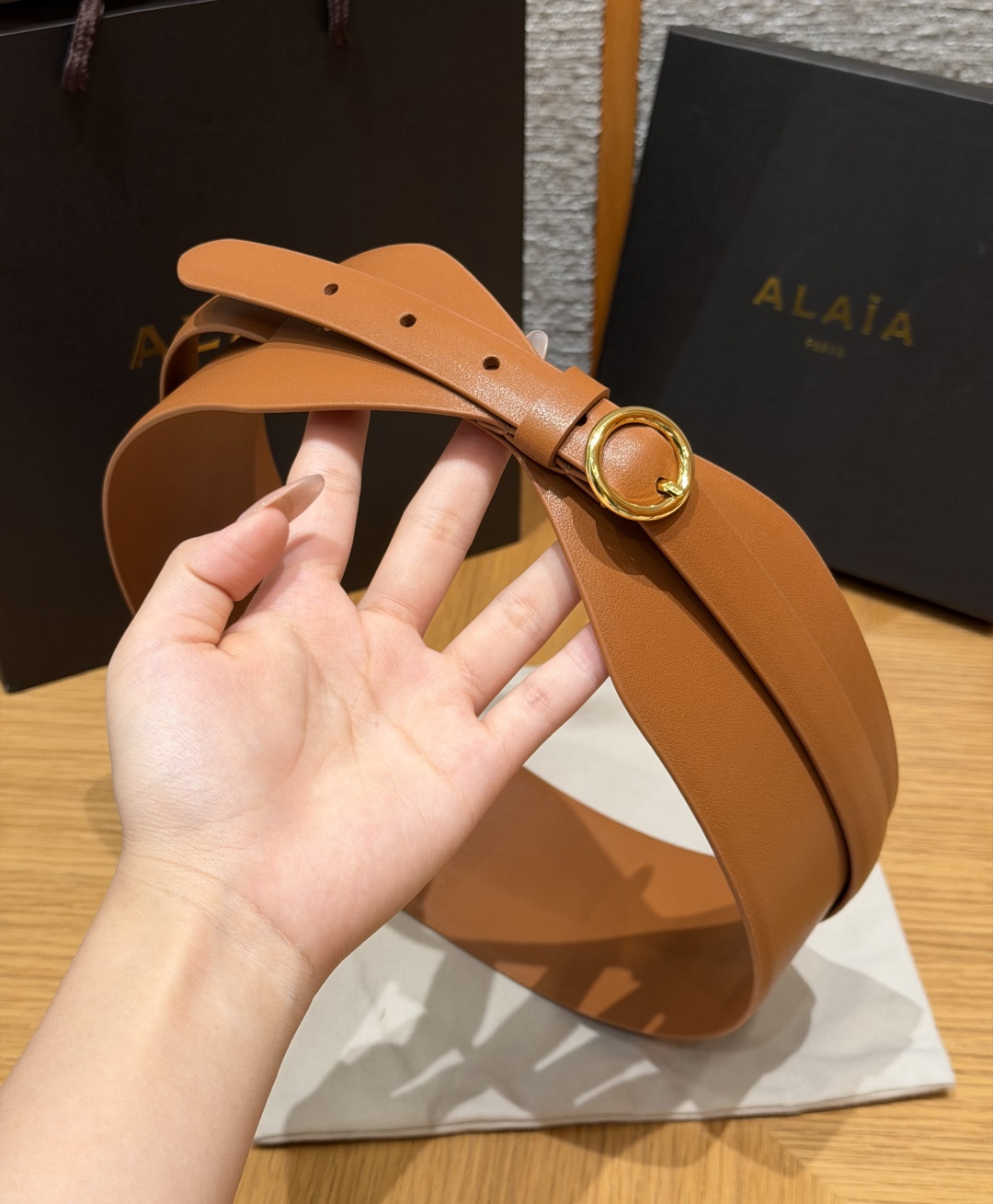 阿莱亚✨ Double leather waist belt 60mm 小牛皮双层宽版腰带 该款利落紧身胸衣式腰带,采用 阿莱亚✨ Double leather waist belt 60mm 小牛皮双层宽版腰带 该款利落紧身胸衣式腰带,采用