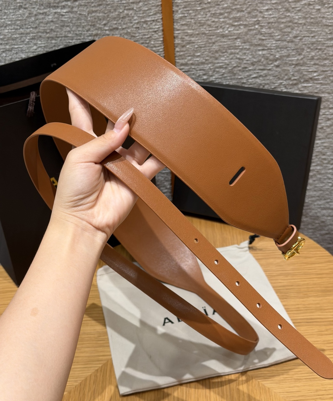 阿莱亚✨ Double leather waist belt 60mm 小牛皮双层宽版腰带 该款利落紧身胸衣式腰带,采用 阿莱亚✨ Double leather waist belt 60mm 小牛皮双层宽版腰带 该款利落紧身胸衣式腰带,采用