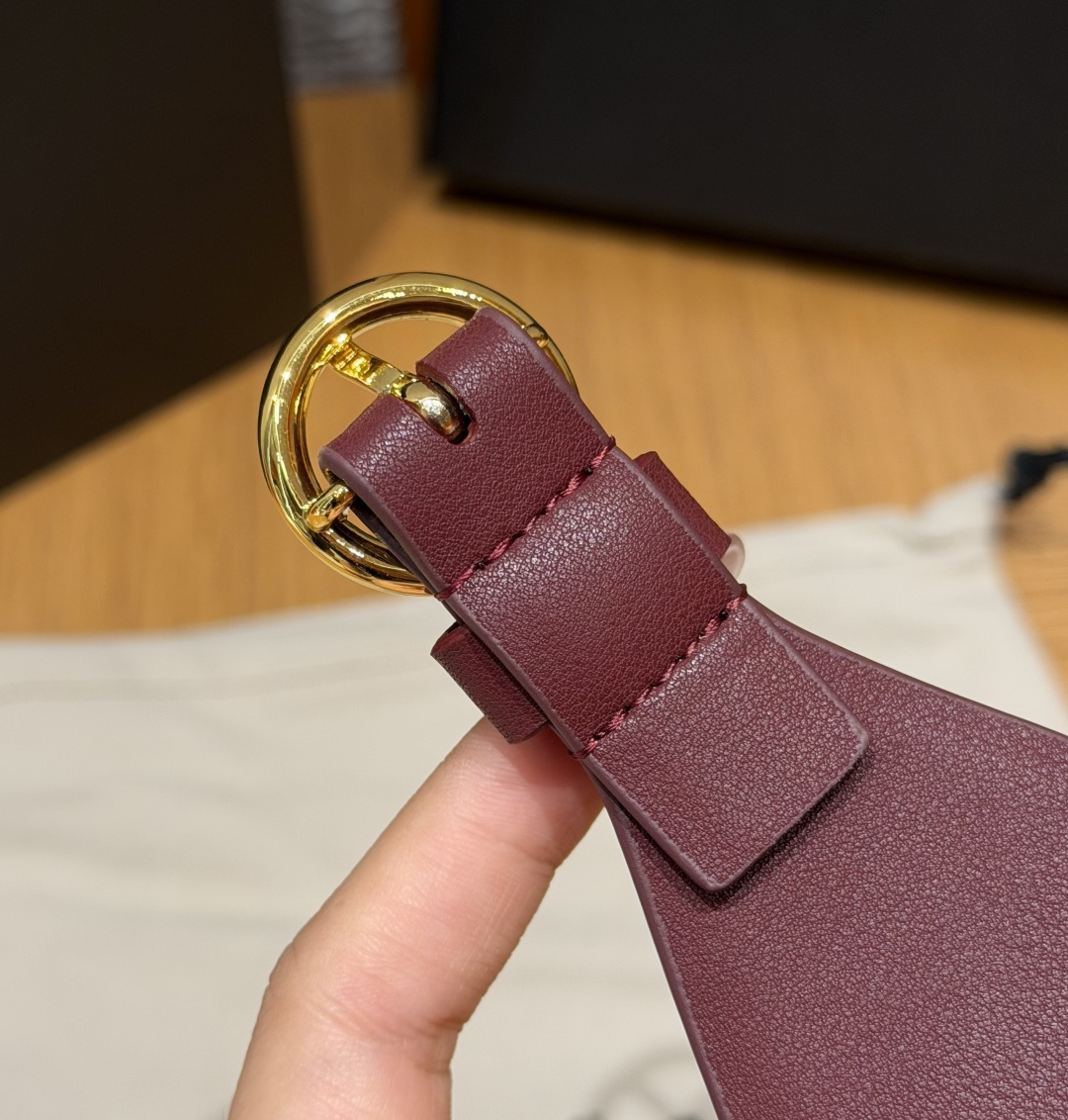 阿莱亚✨ Double leather waist belt 60mm 小牛皮双层宽版腰带 该款利落紧身胸衣式腰带,采用 阿莱亚✨ Double leather waist belt 60mm 小牛皮双层宽版腰带 该款利落紧身胸衣式腰带,采用