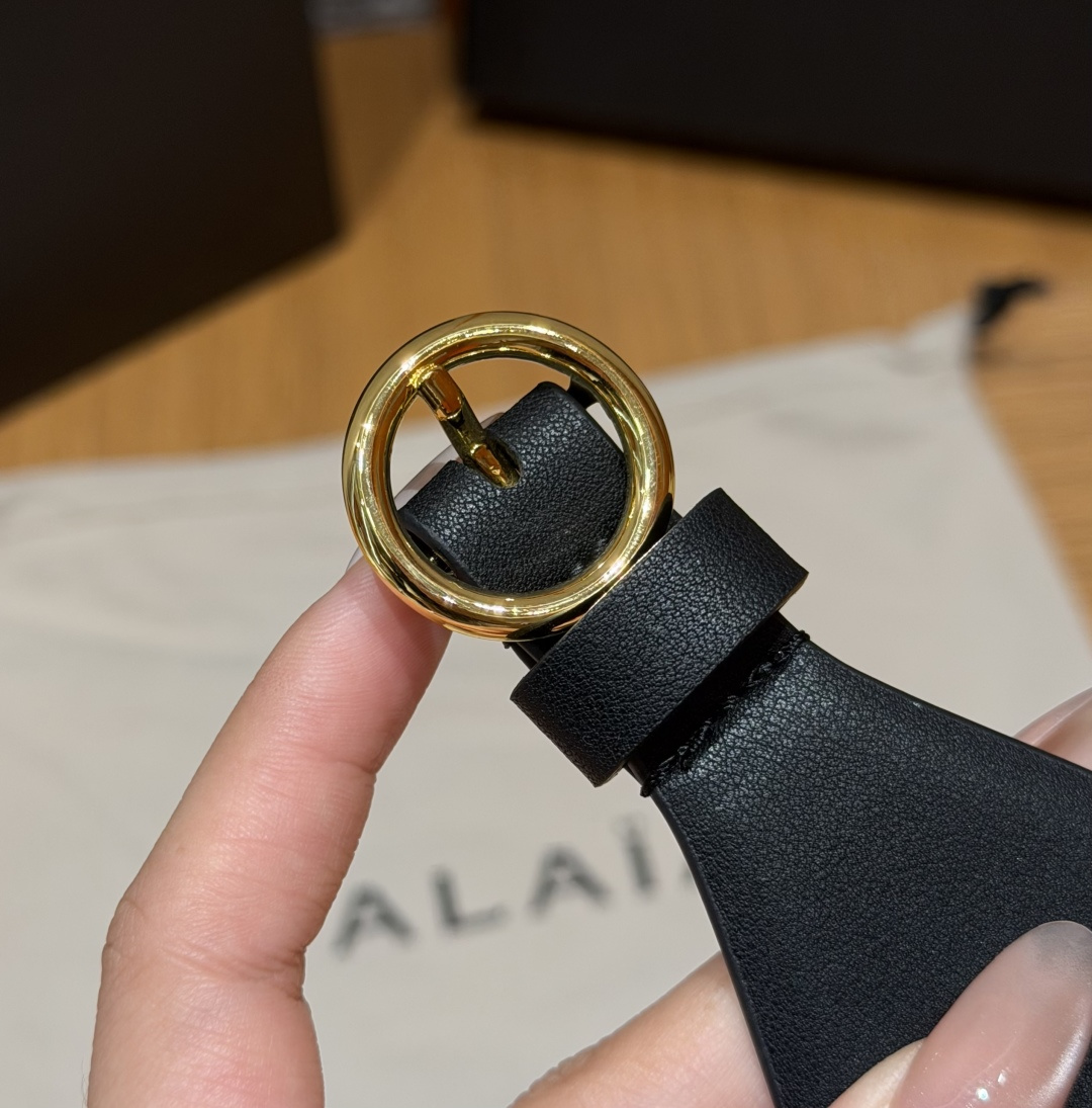 阿莱亚✨ Double leather waist belt 60mm 小牛皮双层宽版腰带 该款利落紧身胸衣式腰带,采用 阿莱亚✨ Double leather waist belt 60mm 小牛皮双层宽版腰带 该款利落紧身胸衣式腰带,采用