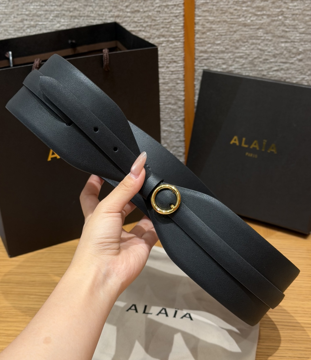 阿莱亚✨ Double leather waist belt 60mm 小牛皮双层宽版腰带 该款利落紧身胸衣式腰带,采用 阿莱亚✨ Double leather waist belt 60mm 小牛皮双层宽版腰带 该款利落紧身胸衣式腰带,采用