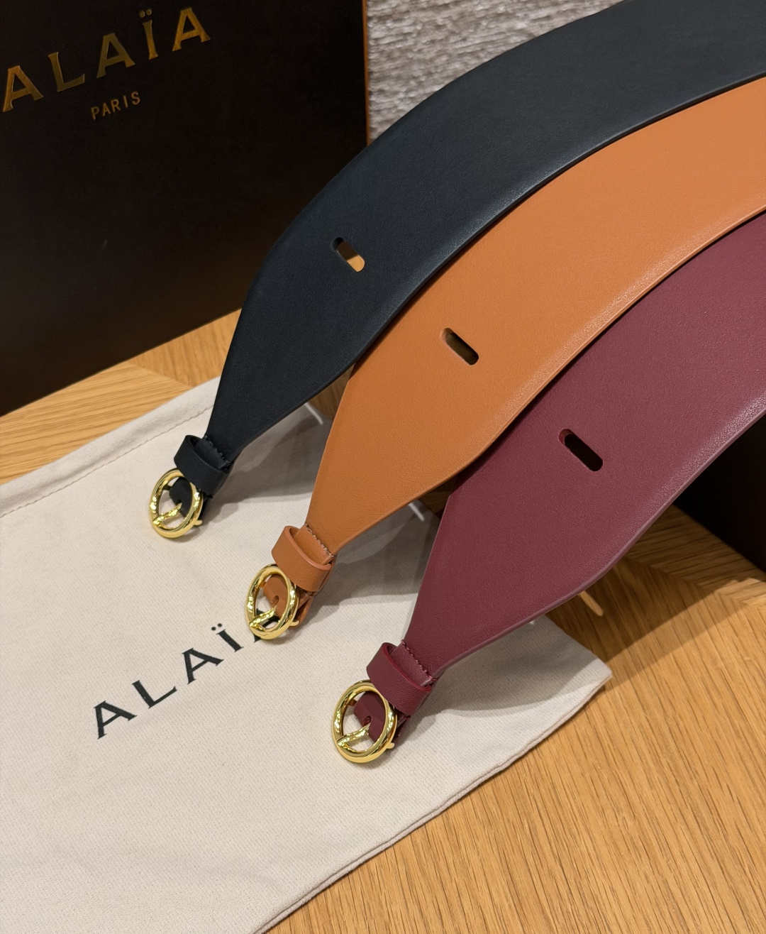 阿莱亚✨ Double leather waist belt 60mm 小牛皮双层宽版腰带 该款利落紧身胸衣式腰带,采用 阿莱亚✨ Double leather waist belt 60mm 小牛皮双层宽版腰带 该款利落紧身胸衣式腰带,采用