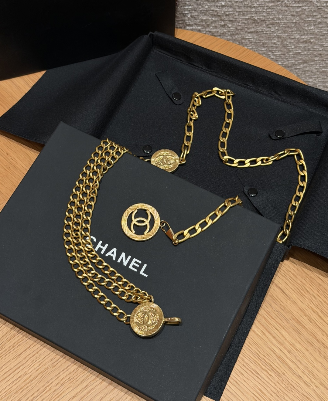香家✨ Multi-Strand Metal Chain Belt with CC Coin Medallions 三层 香家✨ Multi-Strand Metal Chain Belt with CC Coin Medallions 三层