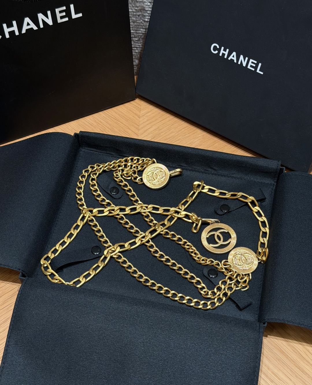 香家✨ Multi-Strand Metal Chain Belt with CC Coin Medallions 三层 香家✨ Multi-Strand Metal Chain Belt with CC Coin Medallions 三层