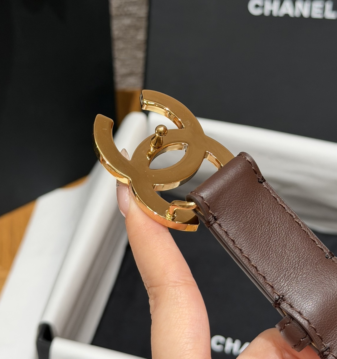 香家✨ Leather Belt 25mm 皮质腰带 经典双C扣单层小牛皮腰带。小牛皮与金属。外侧光面小牛皮，内侧裸米色