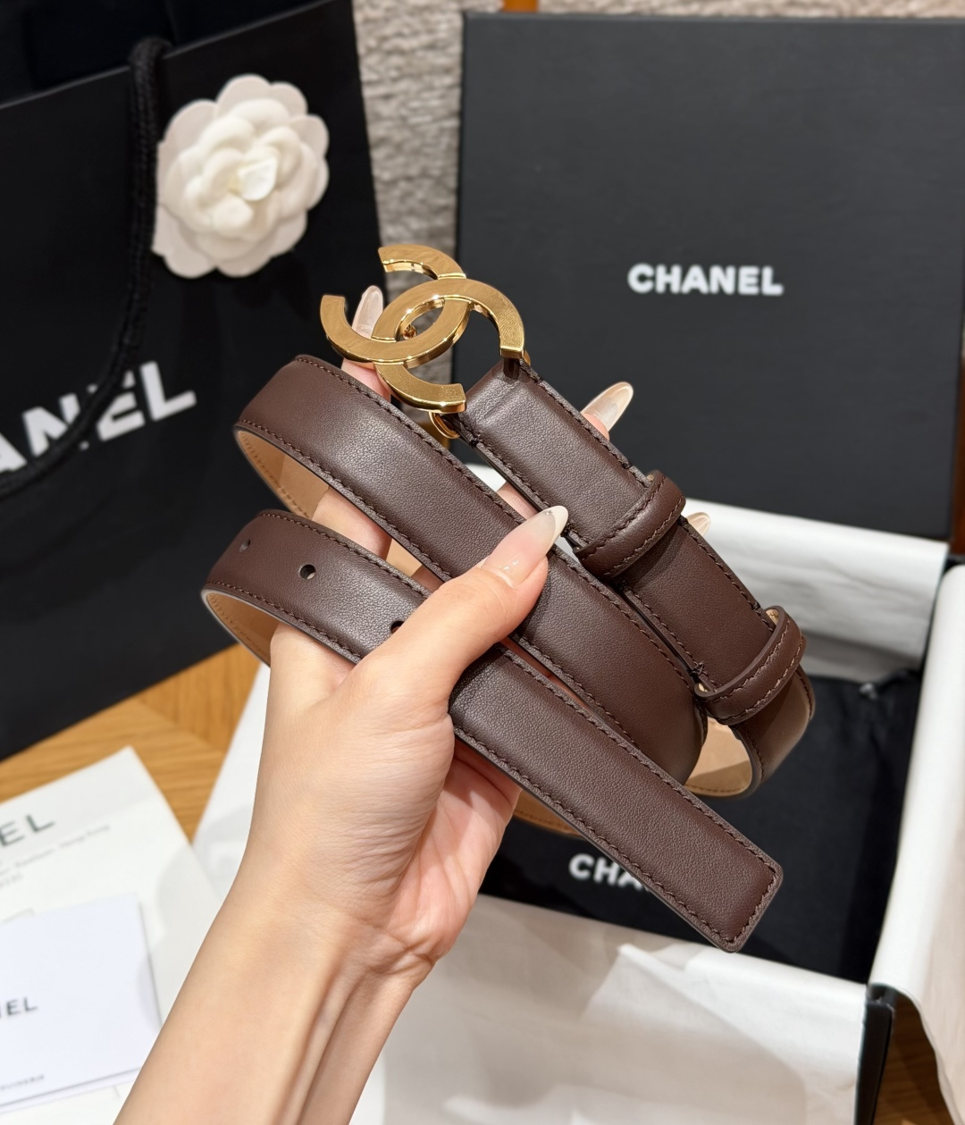 香家✨ Leather Belt 25mm 皮质腰带 经典双C扣单层小牛皮腰带。小牛皮与金属。外侧光面小牛皮，内侧裸米色