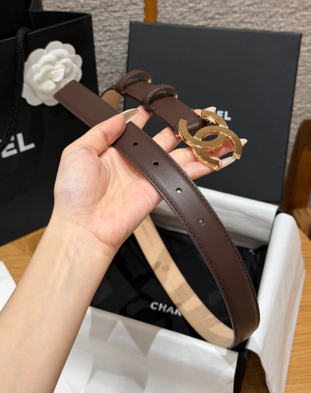 香家✨ Leather Belt 25mm 皮质腰带 经典双C扣单层小牛皮腰带。小牛皮与金属。外侧光面小牛皮，内侧裸米色