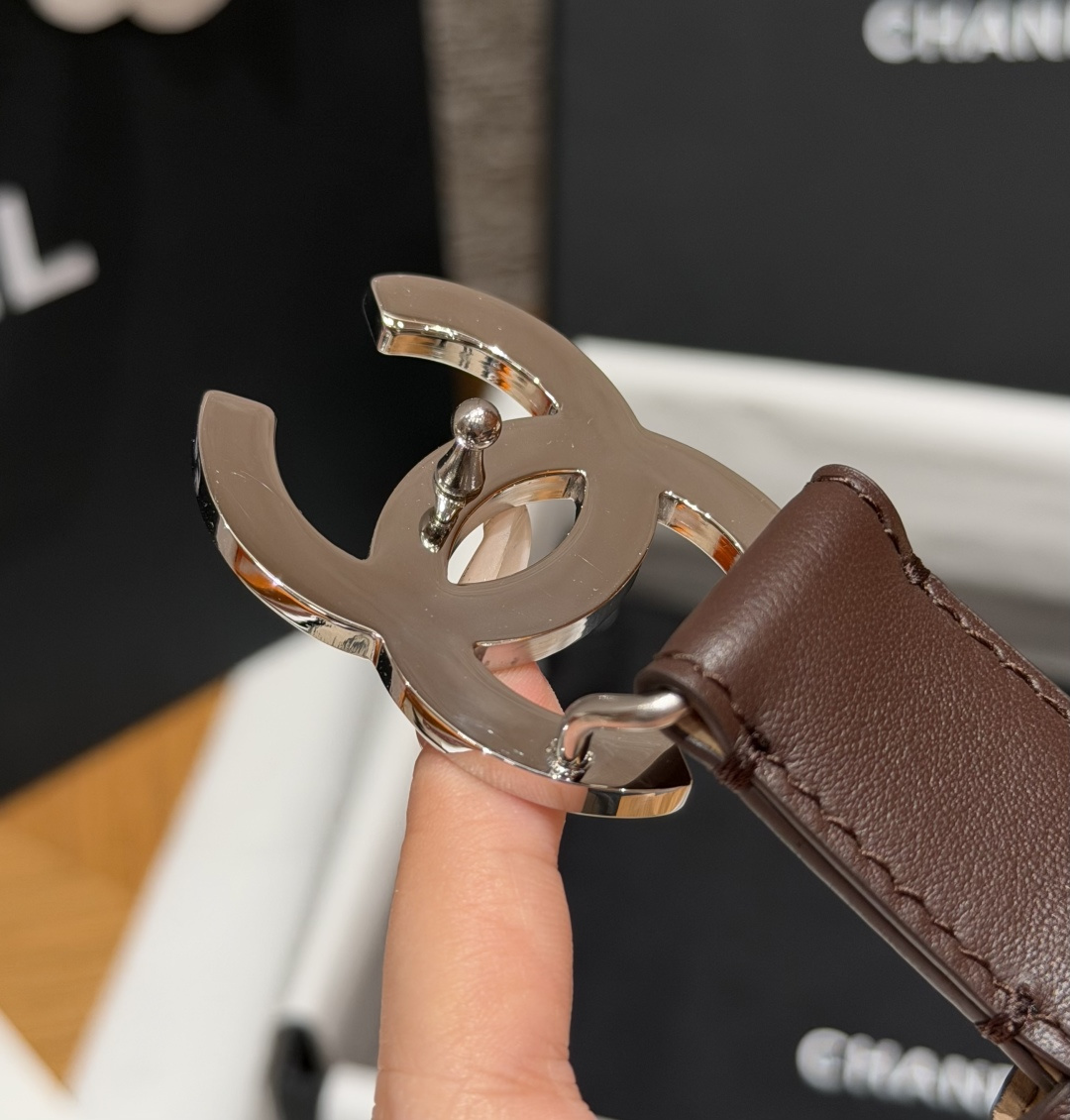 香家✨ Leather Belt 25mm 皮质腰带 经典双C扣单层小牛皮腰带。小牛皮与金属。外侧光面小牛皮，内侧裸米色