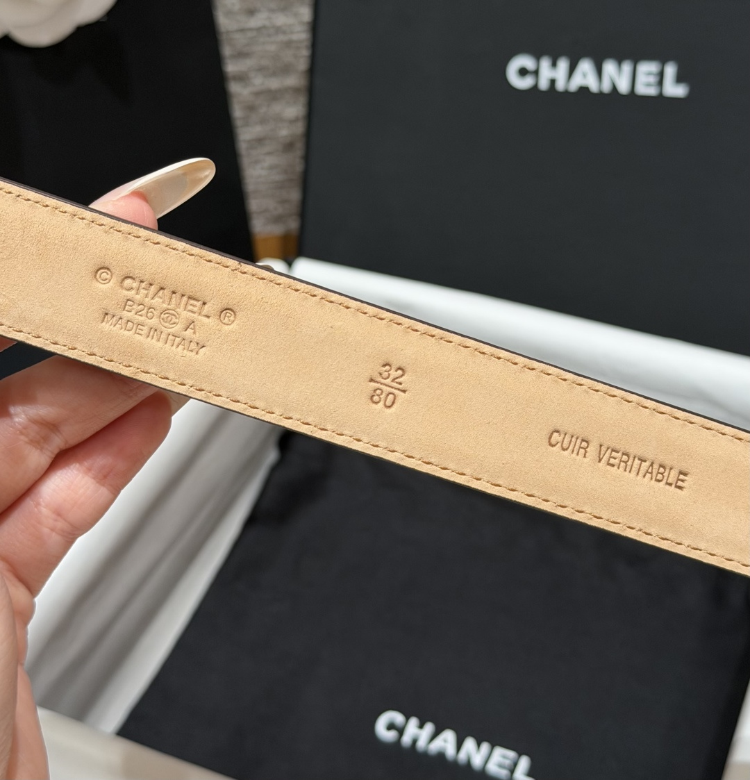 香家✨ Leather Belt 25mm 皮质腰带 经典双C扣单层小牛皮腰带。小牛皮与金属。外侧光面小牛皮，内侧裸米色