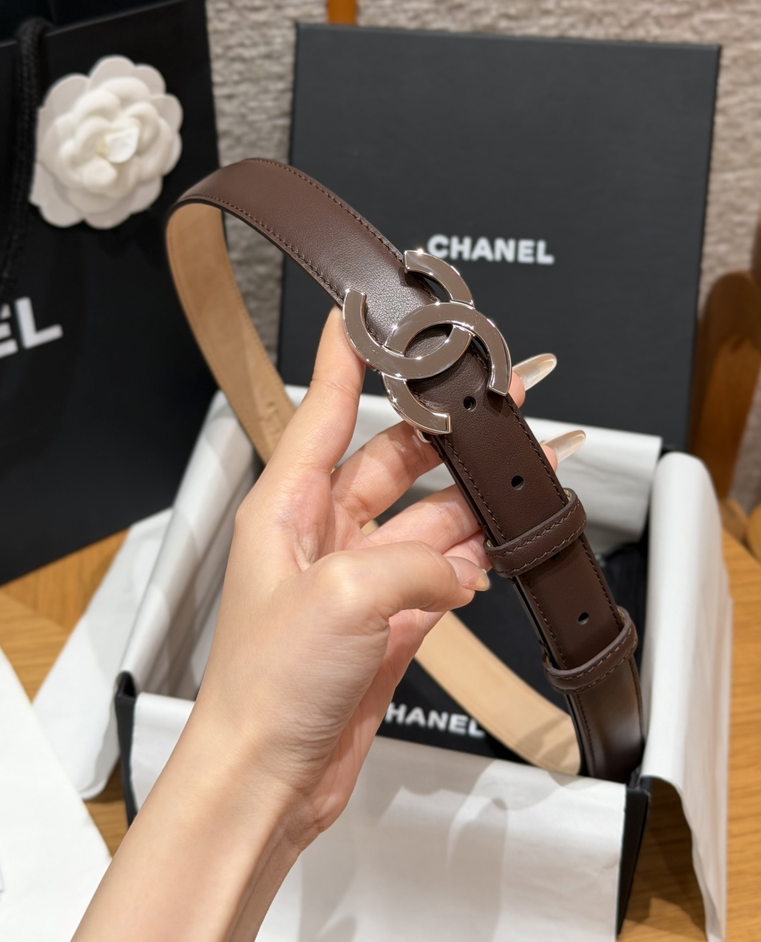 香家✨ Leather Belt 25mm 皮质腰带 经典双C扣单层小牛皮腰带。小牛皮与金属。外侧光面小牛皮，内侧裸米色