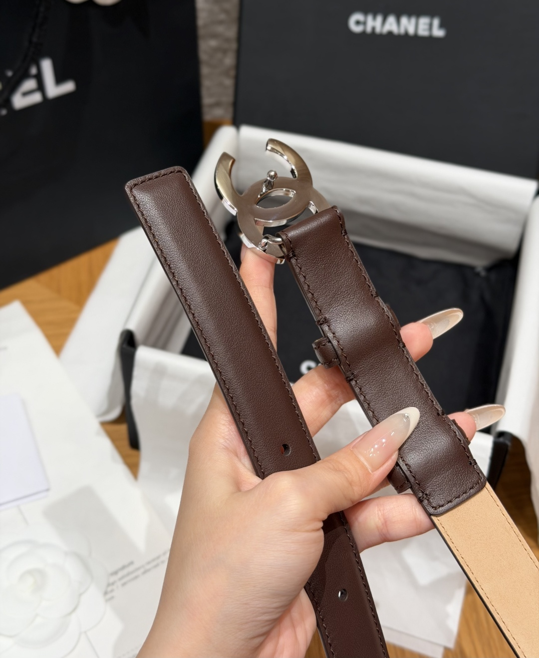 香家✨ Leather Belt 25mm 皮质腰带 经典双C扣单层小牛皮腰带。小牛皮与金属。外侧光面小牛皮，内侧裸米色