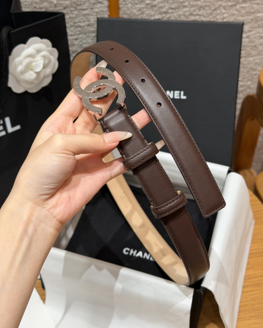 香家✨ Leather Belt 25mm 皮质腰带 经典双C扣单层小牛皮腰带。小牛皮与金属。外侧光面小牛皮，内侧裸米色
