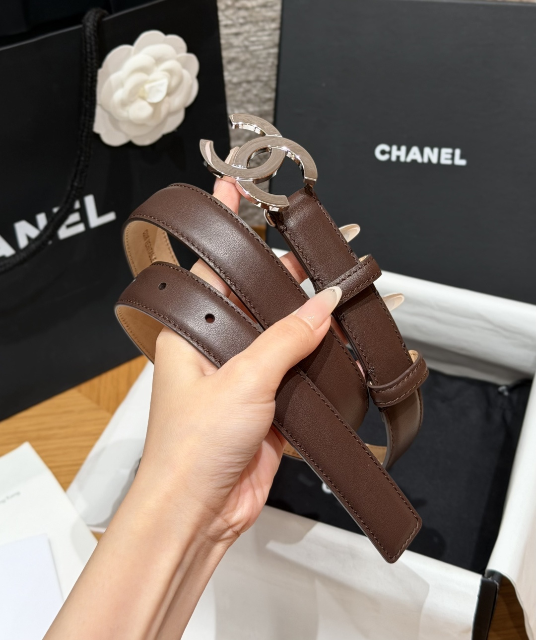 香家✨ Leather Belt 25mm 皮质腰带 经典双C扣单层小牛皮腰带。小牛皮与金属。外侧光面小牛皮，内侧裸米色