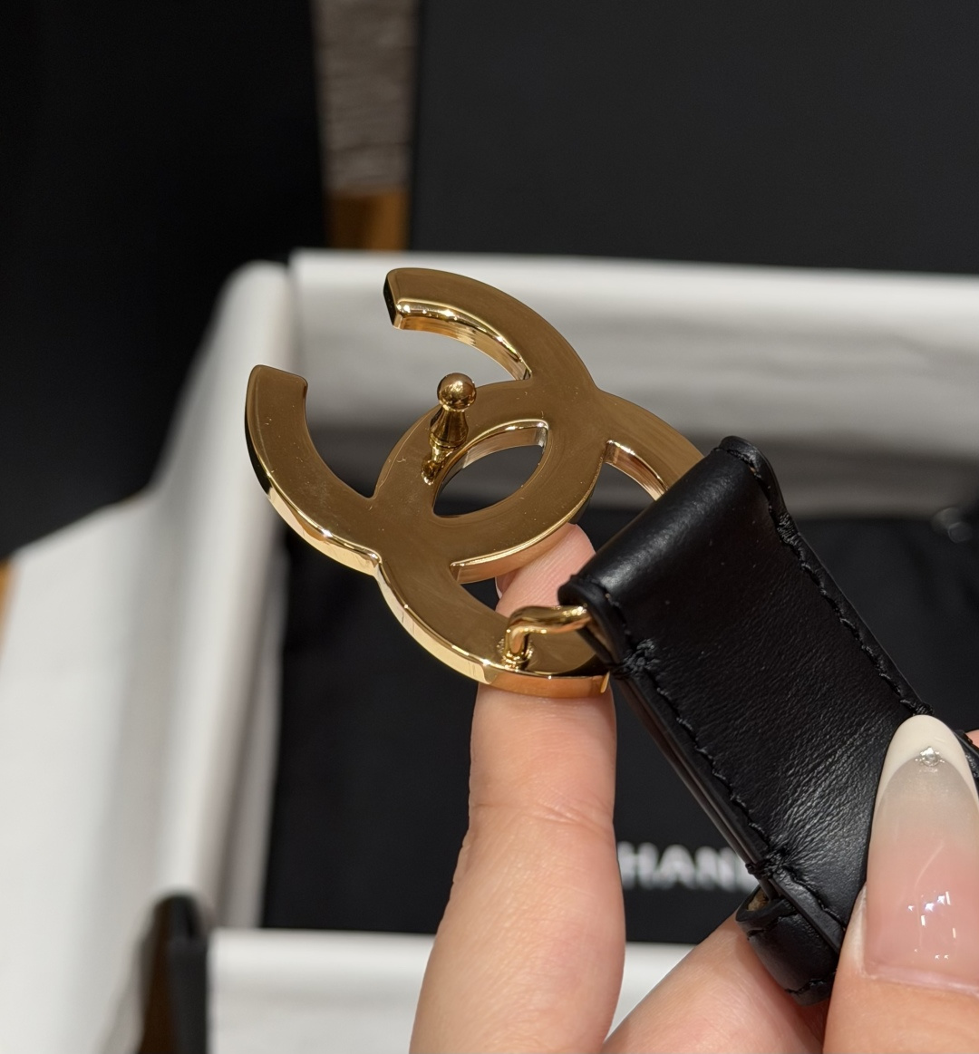 香家✨ Leather Belt 25mm 皮质腰带 经典双C扣单层小牛皮腰带。小牛皮与金属。外侧光面小牛皮，内侧裸米色