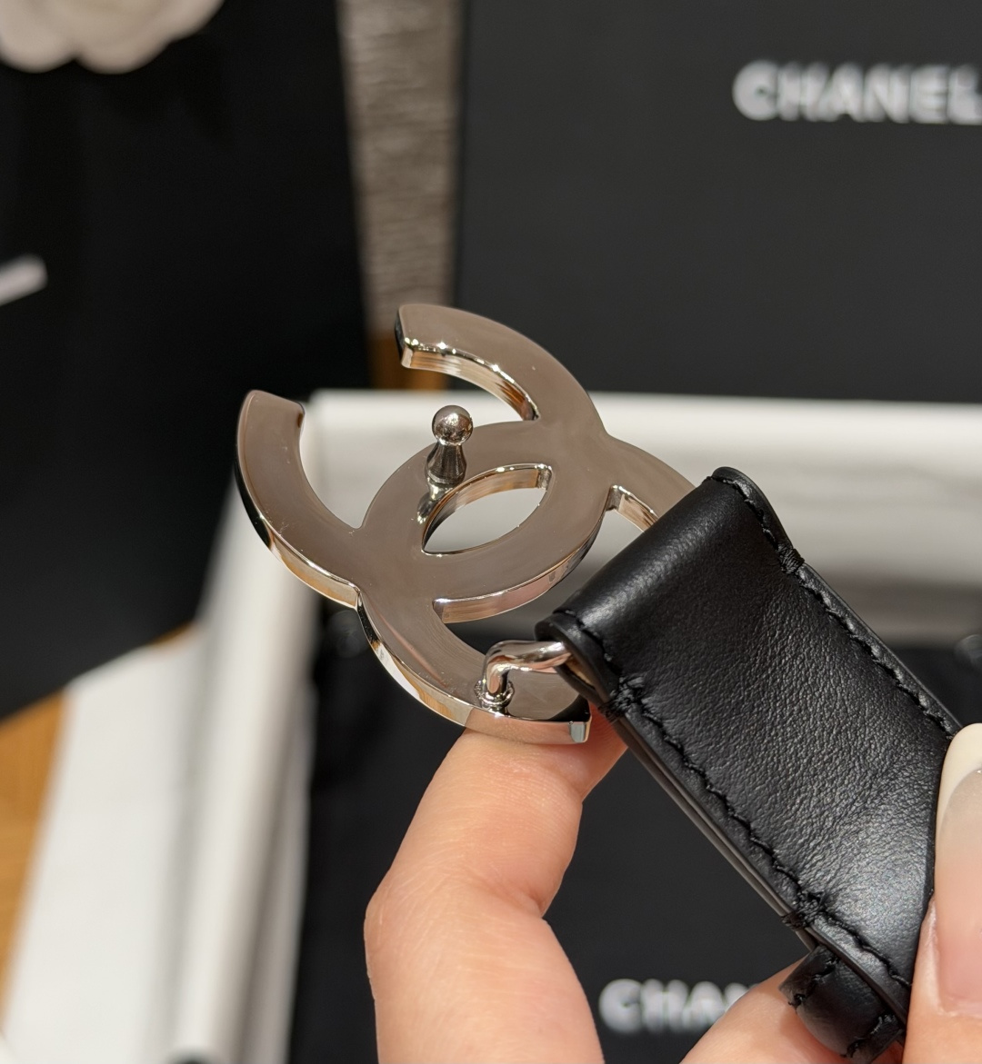 香家✨ Leather Belt 25mm 皮质腰带 经典双C扣单层小牛皮腰带。小牛皮与金属。外侧光面小牛皮，内侧裸米色