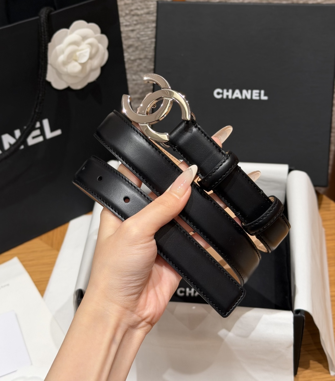 香家✨ Leather Belt 25mm 皮质腰带 经典双C扣单层小牛皮腰带。小牛皮与金属。外侧光面小牛皮，内侧裸米色