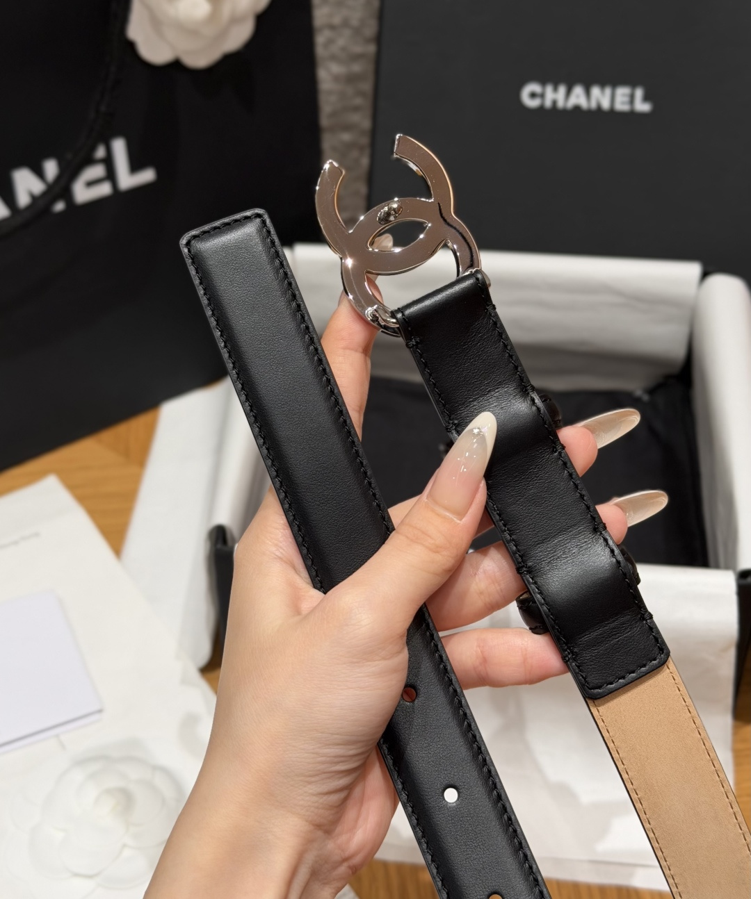 香家✨ Leather Belt 25mm 皮质腰带 经典双C扣单层小牛皮腰带。小牛皮与金属。外侧光面小牛皮，内侧裸米色