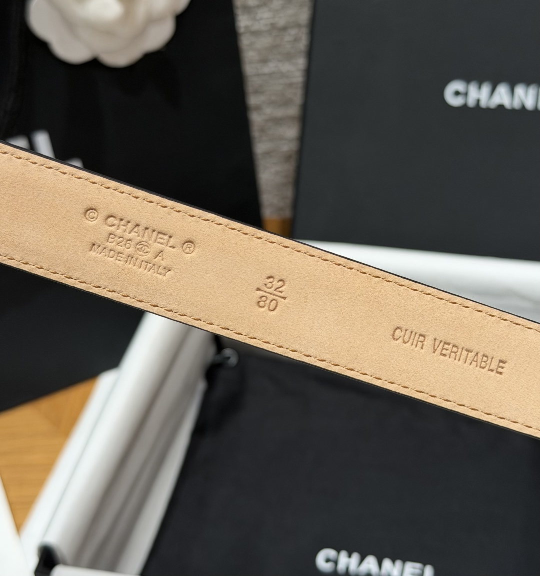 香家✨ Leather Belt 25mm 皮质腰带 经典双C扣单层小牛皮腰带。小牛皮与金属。外侧光面小牛皮，内侧裸米色
