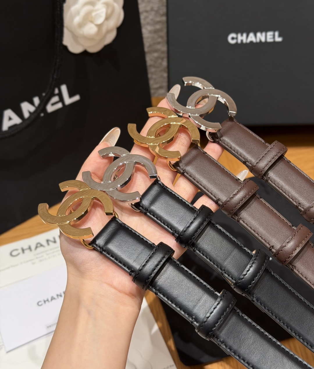 🤩集合对比图 香家✨ Leather Belt 25mm 皮质腰带 经典双C扣单层小牛皮腰带。小牛皮与金属。外侧光面小牛