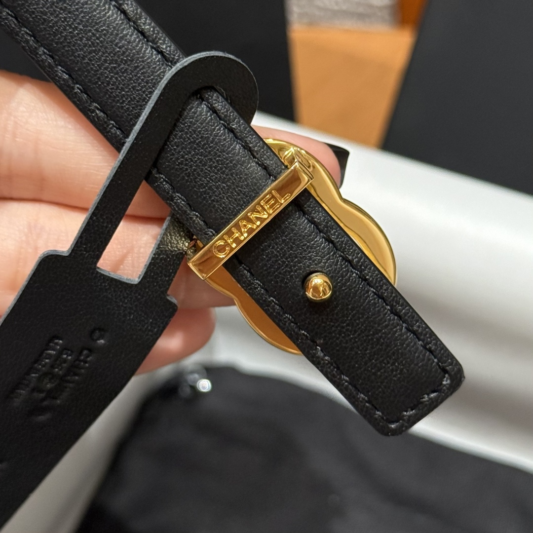 - 香家✨ Leather Belt 15mm 皮质腰带 双面小牛皮腰带，经典双C带扣设计。小牛皮与金属。15毫米超细皮