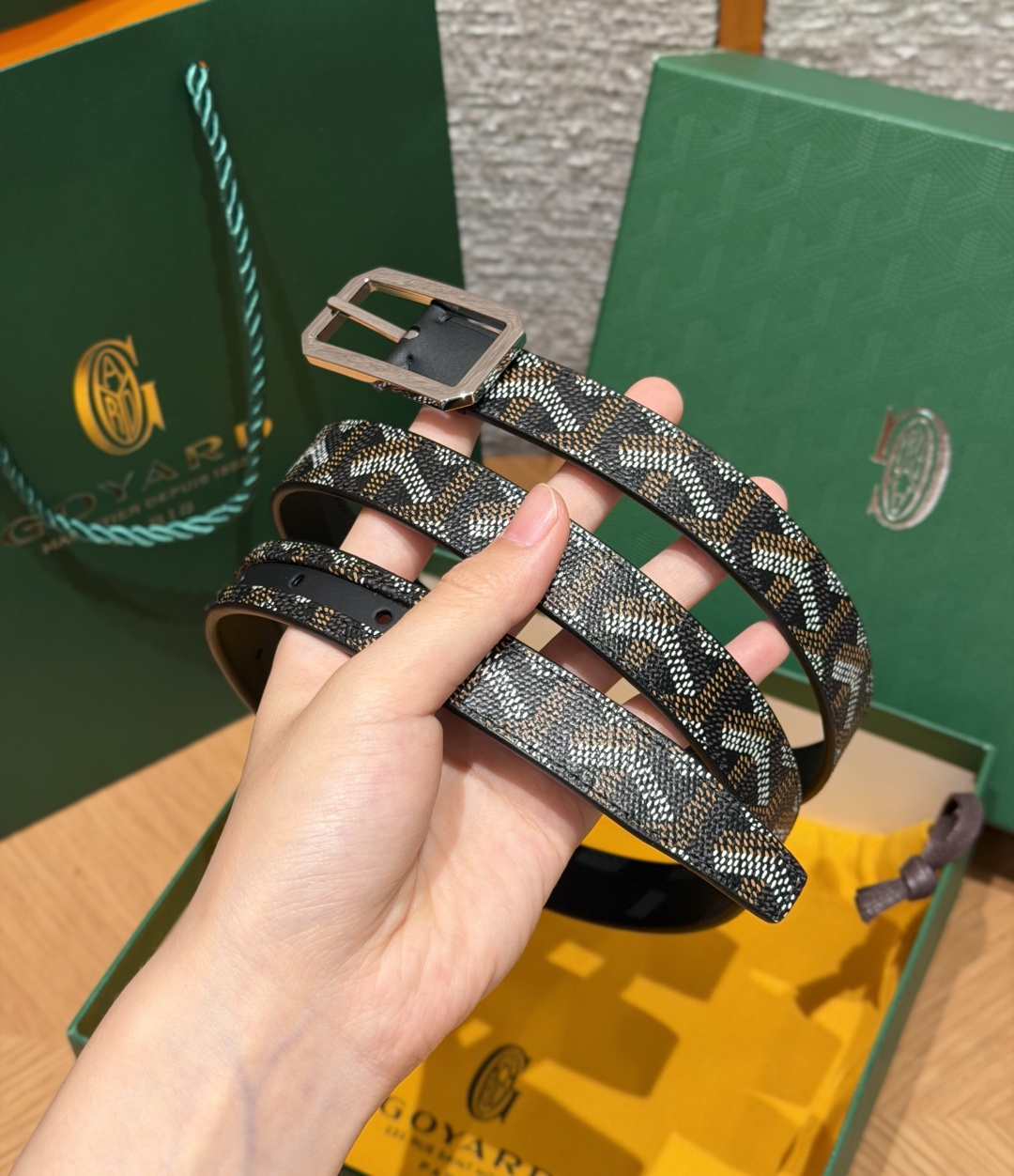 戈雅✨ FRÉGATE Belt 20mm 皮带 FRÉGATE 宽皮带非常适合职业风格搭配,还精心地点缀了多个匠心巧思 戈雅✨ FRÉGATE Belt 20mm 皮带 FRÉGATE 宽皮带非常适合职业风格搭配,还精心地点缀了多个匠心巧思