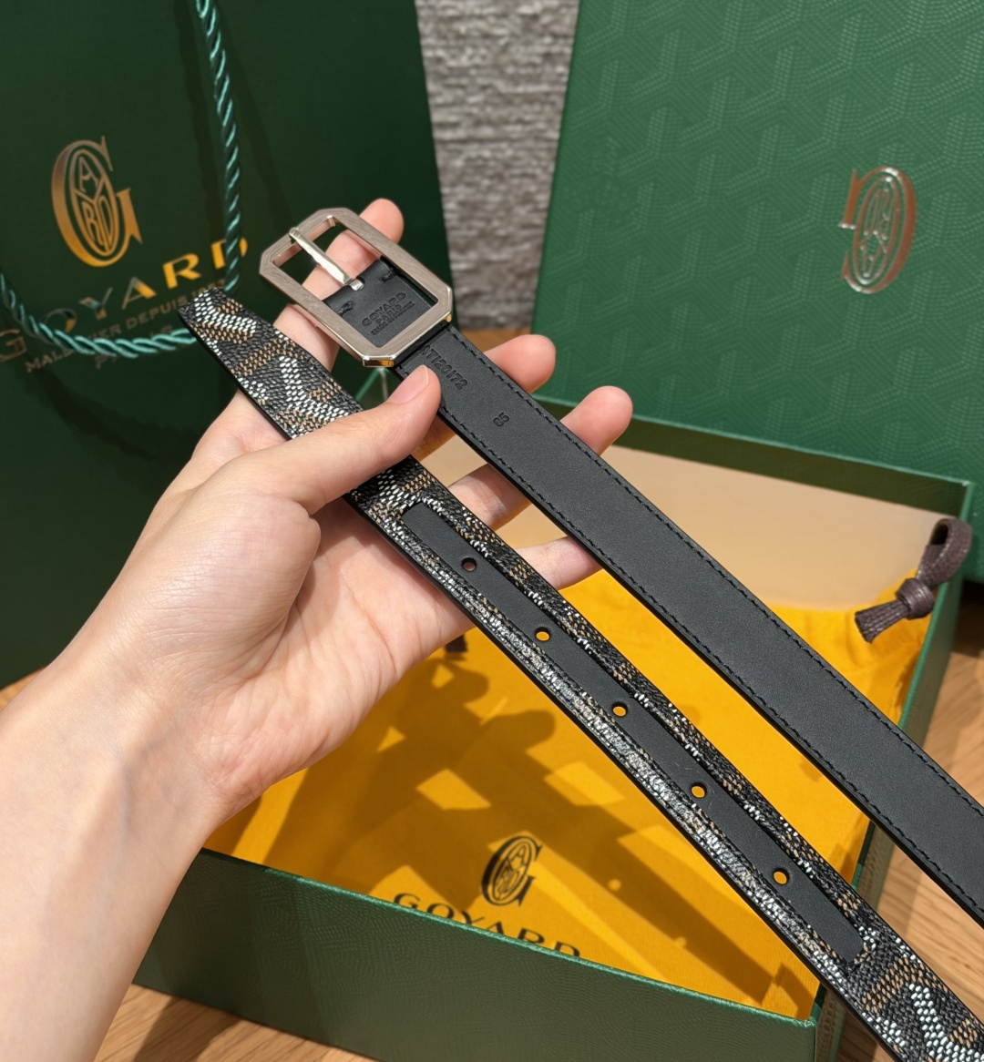 戈雅✨ FRÉGATE Belt 20mm 皮带 FRÉGATE 宽皮带非常适合职业风格搭配,还精心地点缀了多个匠心巧思 戈雅✨ FRÉGATE Belt 20mm 皮带 FRÉGATE 宽皮带非常适合职业风格搭配,还精心地点缀了多个匠心巧思