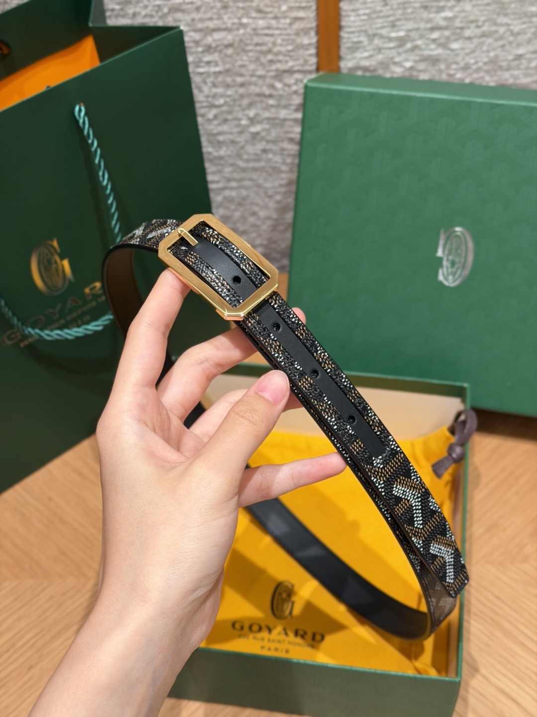 戈雅✨ FRÉGATE Belt 20mm 皮带 FRÉGATE 宽皮带非常适合职业风格搭配，还精心地点缀了多个匠心巧思