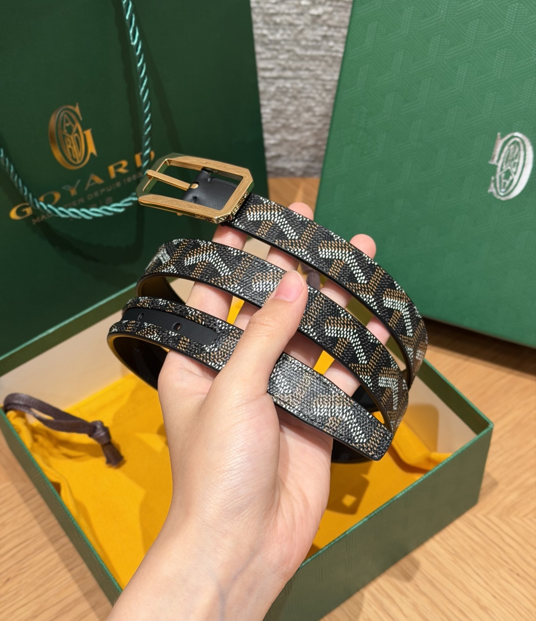 戈雅✨ FRÉGATE Belt 20mm 皮带 FRÉGATE 宽皮带非常适合职业风格搭配，还精心地点缀了多个匠心巧思