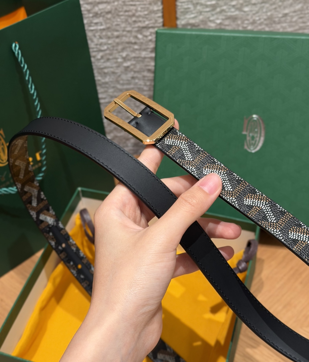 戈雅✨ FRÉGATE Belt 20mm 皮带 FRÉGATE 宽皮带非常适合职业风格搭配，还精心地点缀了多个匠心巧思