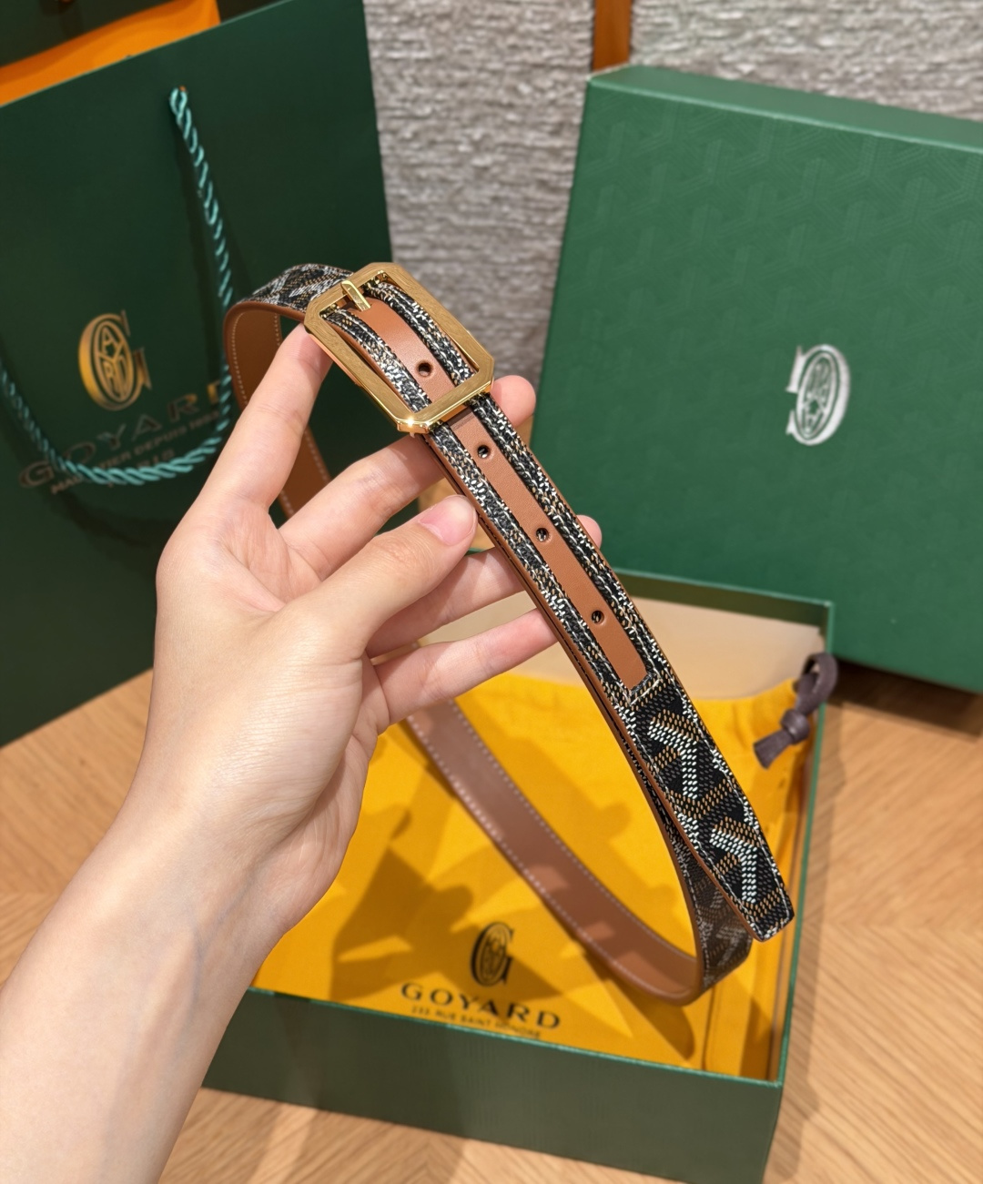戈雅✨ FRÉGATE Belt 20mm 皮带 FRÉGATE 宽皮带非常适合职业风格搭配，还精心地点缀了多个匠心巧思