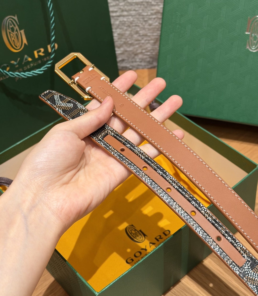 戈雅✨ FRÉGATE Belt 20mm 皮带 FRÉGATE 宽皮带非常适合职业风格搭配，还精心地点缀了多个匠心巧思