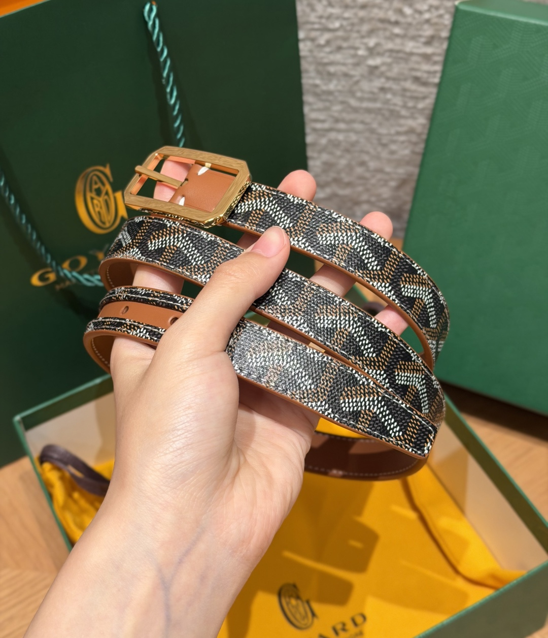 戈雅✨ FRÉGATE Belt 20mm 皮带 FRÉGATE 宽皮带非常适合职业风格搭配，还精心地点缀了多个匠心巧思